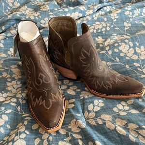 Brand new Ariat Slip On Boots